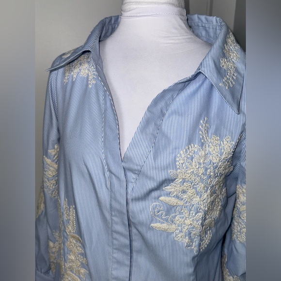 Alice + Olivia Toro Button-Front Pinstriped Shirt with Embroidery/ Size Large - Picture 4 of 10